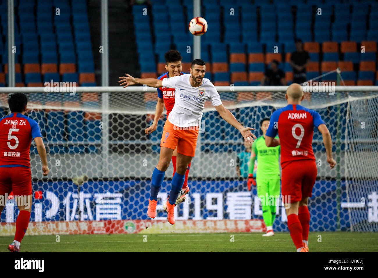 Il calcio italiano player Graziano Pelle, destra dello Shandong Luneng Taishan capi la sfera contro un giocatore di Chongqing SWM nel loro tredicesimo round corrispondere durante il 2019 Chinese Football Association Super League (CSL) a Chongqing Cina, 14 giugno 2019. Chongqing SWM giocato disegnare a Shandong Luneng Taishan 1-1. Foto Stock Il calcio italiano player Graziano Pelle, destra dello Shandong Luneng Taishan capi la sfera contro un giocatore di Chongqing SWM nel loro tredicesimo round corrispondere durante il 2019 Chinese Football Association Super League (CSL) a Chongqing Cina, 14 giugno 2019. Chongqing SWM giocato disegnare a Shandong Luneng Taishan 1-1. Foto Stock