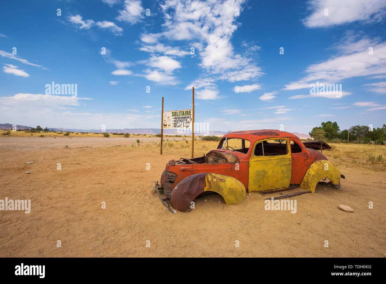 Abbandonato auto rottamata in solitaire situato nel deserto del Namib di Namibia Foto Stock