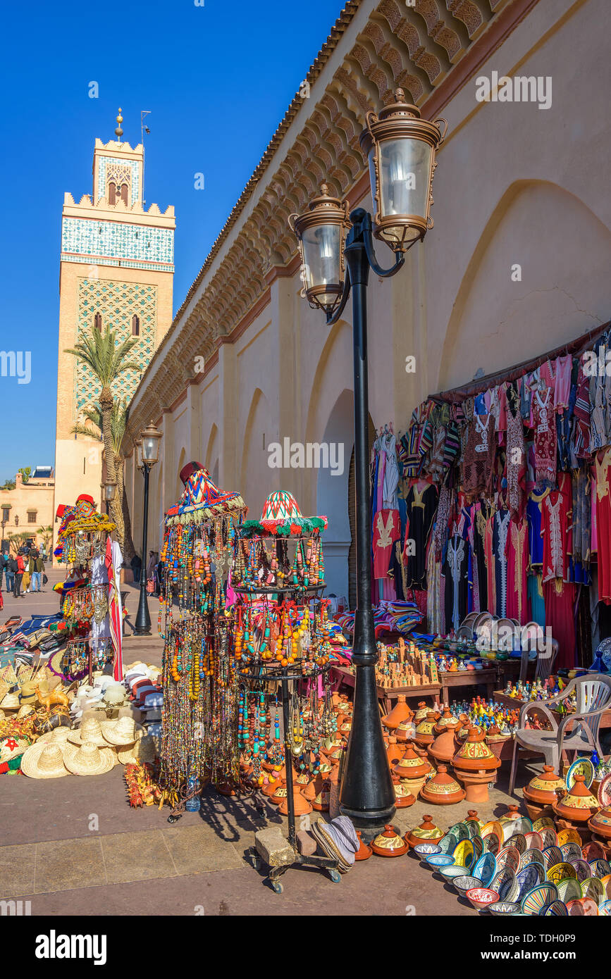 La Moschea di Koutoubia con molti souvenir in vendita presso il quartiere della Medina di Marrakech Foto Stock