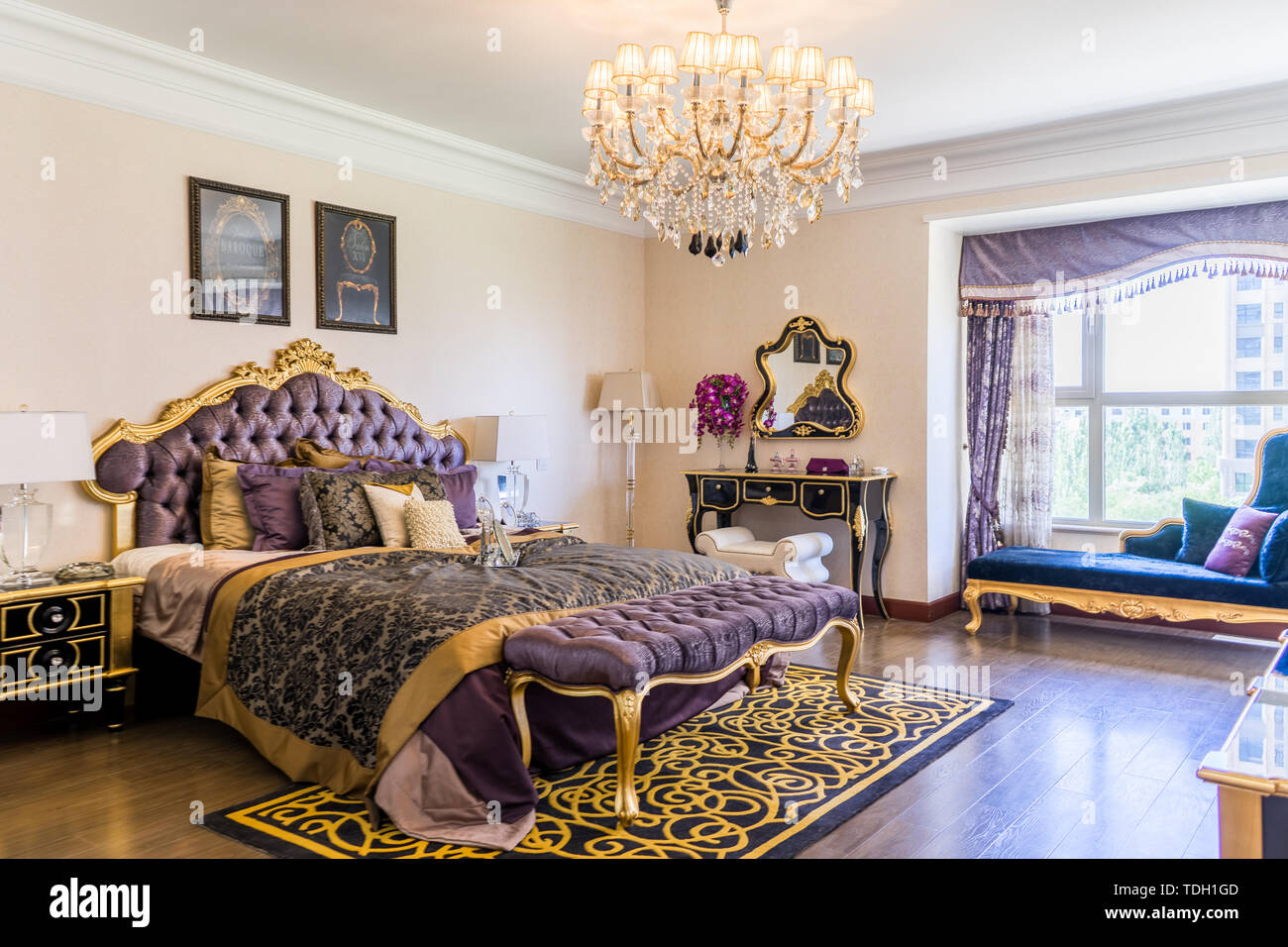 https www alamy it cina camera da letto interni arredamento vita familiare decorazione arredamento design biancheria da letto letto doppio nessun uomo superficie interna cortina sedia house puliti design spazio riposo home moderno moderno e di lusso colore divano soggiorno tavolo sala da pranzo decorazione letto camera mobili studio soffitto finestra panno living caldo vaso image249310109 html