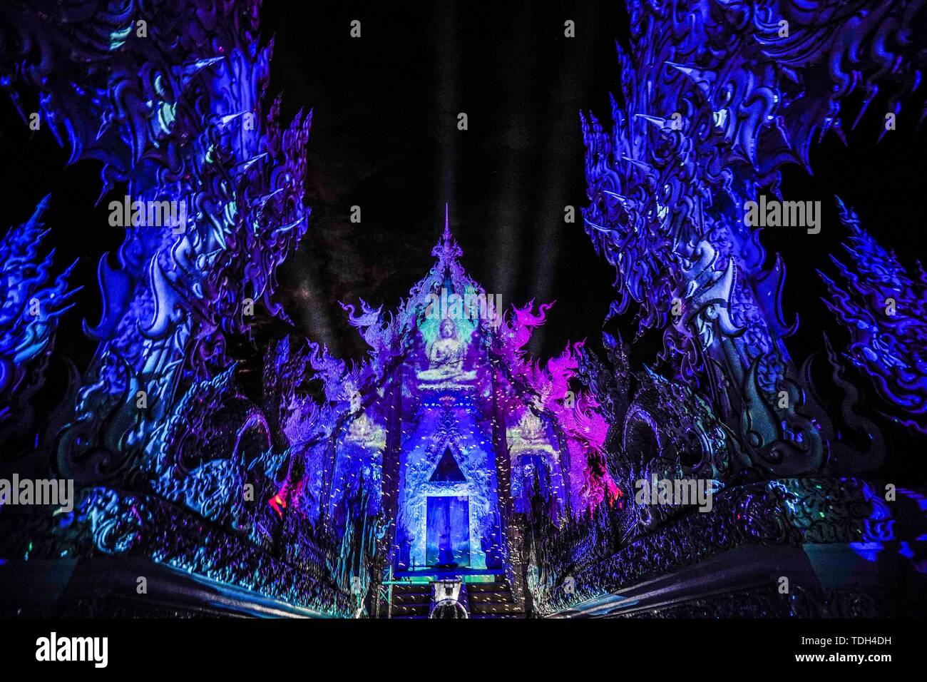 Pechino, Cina. 16 Giugno, 2019. Foto scattata a giugno 14, 2019 mostra un supporto pre-show di laser 3D la mappatura di proiezione presso Wat Rong Khun, o noto come tempio di bianco, in Thailandia del provincia di Chiang Rai. Credito: Xinhua/Alamy Live News Foto Stock