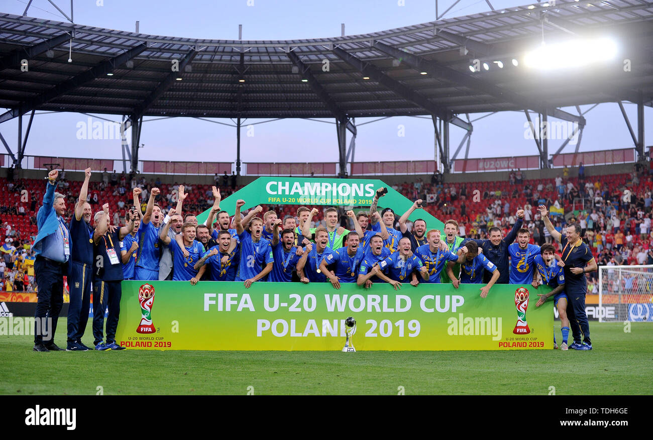 Lodz, Polonia. Il 15 giugno, 2019. I giocatori di Ucraina celebrare la vittoria dopo la FIFA U-20 World Cup match finale tra Ucraina e Corea del Sud a Lodz, Polonia, 15 giugno 2019. L'Ucraina ha vinto 3-1 per vincere il campionato. Credito: Rafal Rusek/Xinhua/Alamy Live News Foto Stock