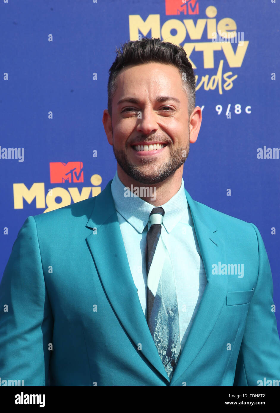 SANTA MONICA, CA - Giugno15: Zachary Levi, al 2019 MTV Movie & TV Awards sponsorizzato da M&M's, MTN rugiada, Taco Bell® e verità a Barker Hangar di Santa Monica, in California, il 15 giugno 2019. Credito: Faye Sadou/MediaPunch Foto Stock
