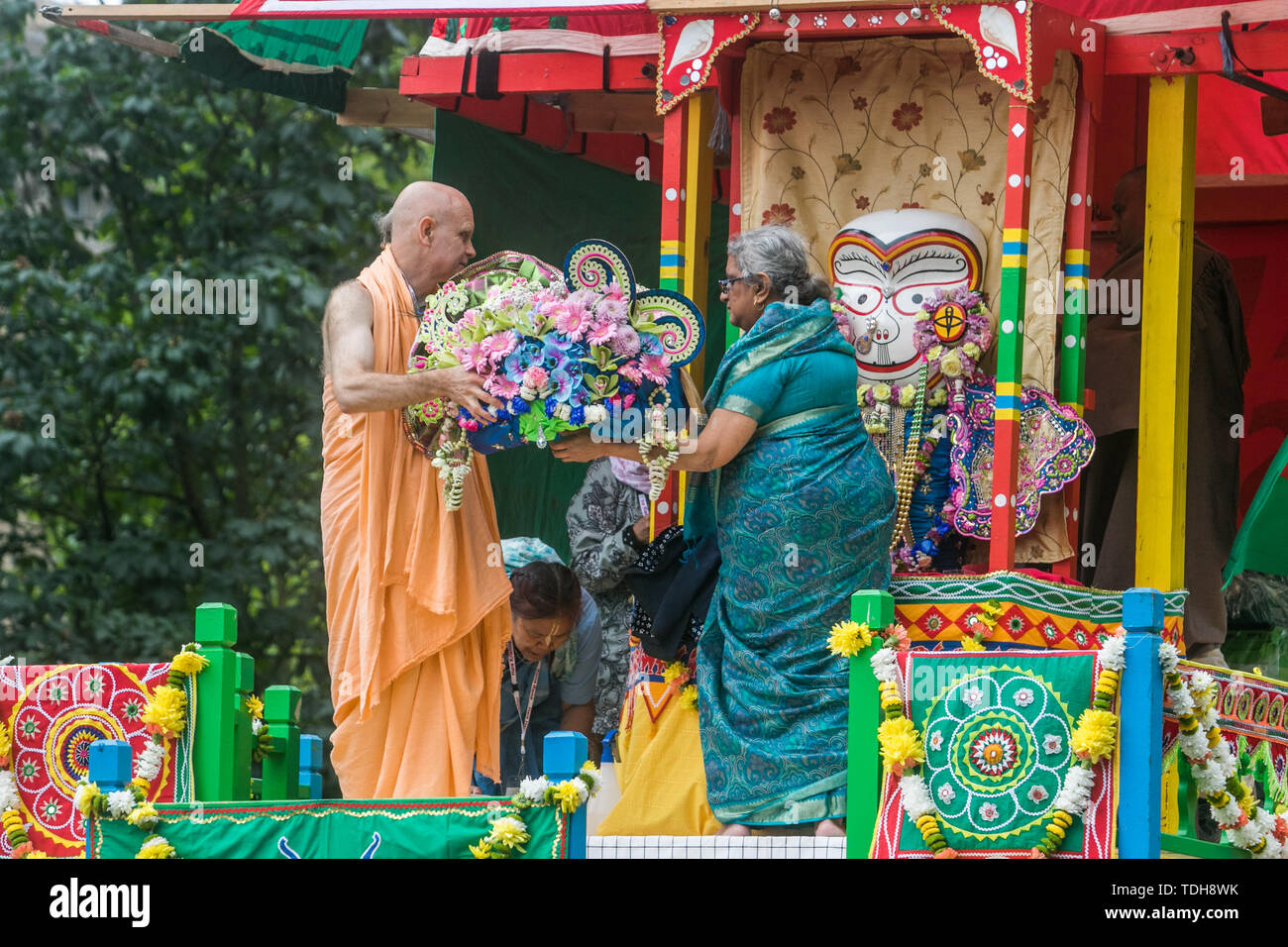 Londra, Regno Unito. Il 16 giugno 2019. Migliaia di pellegrini e devoti di unirsi al Rathayatra conosciuto anche come il festival di Chariot processione attraverso il centro di Londra che prevede lo spostamento delle divinità Jagannath (Vishnu avatar), Balabhadra (fratello), Subhadra (sua sorella) e Sudarshana Chakra (la sua arma) su un ratha, deula in legno a forma di credito chariot: amer ghazzal/Alamy Live News Foto Stock