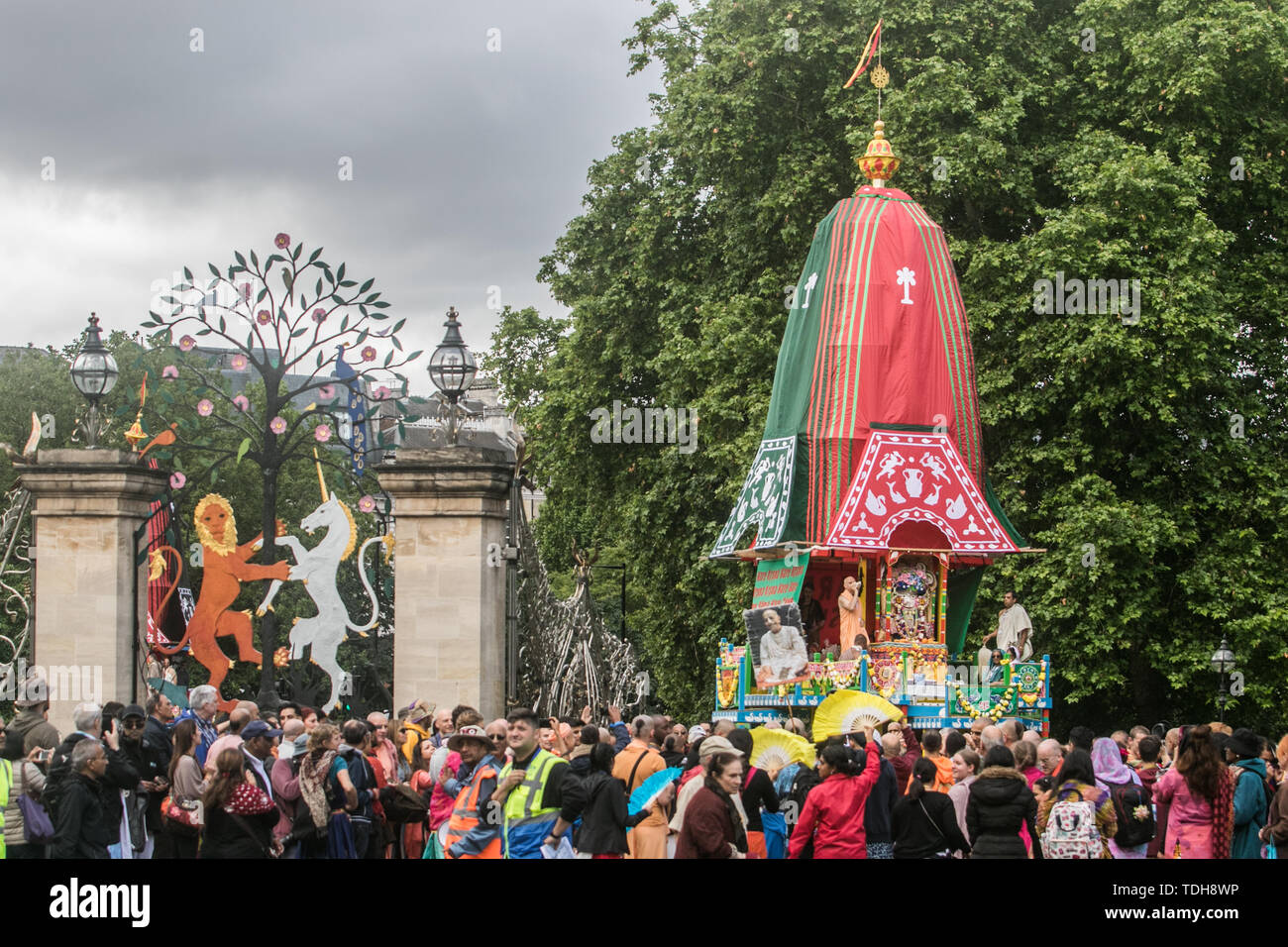 Londra, Regno Unito. Il 16 giugno 2019. Hare Krishna seguaci trainare tre enormi carri decorati da Hyde Park Corner a Trafalgar Square, noto anche come il Carro il festival. La processione coinvolge il traino in un ratha, deula in legno a forma di Jagannath chariotdeities (Vishnu avatar), Balabhadra (fratello), Subhadra (sua sorella) e Sudarshana Chakra (la sua arma) Credito: amer ghazzal/Alamy Live News Foto Stock