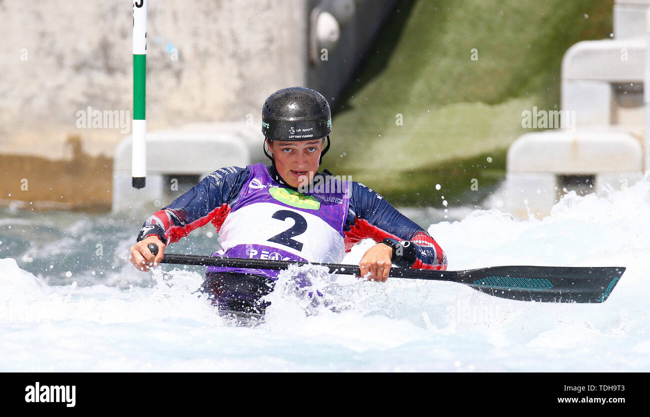 Londra, Regno Unito. 16 Giugno, 2019. Mallory Franklin di Gran Bretagna vincitore delle donne del C1 durante la finale 2019 ICF canoa slalom della Coppa del Mondo di 1 Semi Finale uomini Kayak K1 a Lee Valley White Water Centre di Londra il 16 giugno 2019 il credito: Azione Foto Sport/Alamy Live News Foto Stock