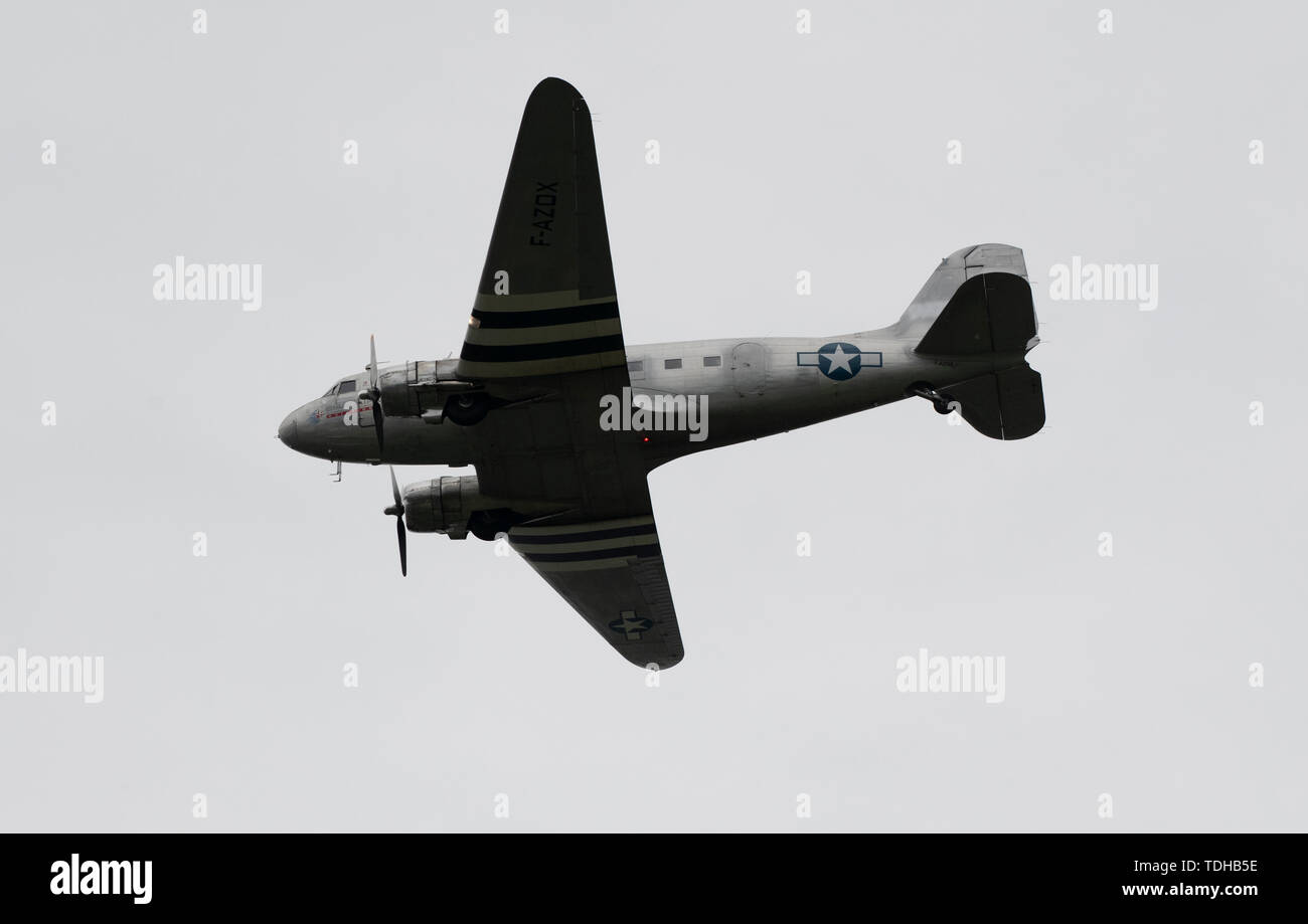 Berlino, Germania. 16 Giugno, 2019. "Bombardieri passito' fly oltre il campo di Tempelhof, 70 anni dopo la fine dell'airlift. Credito: Paolo Zinken/dpa/Alamy Live News Foto Stock