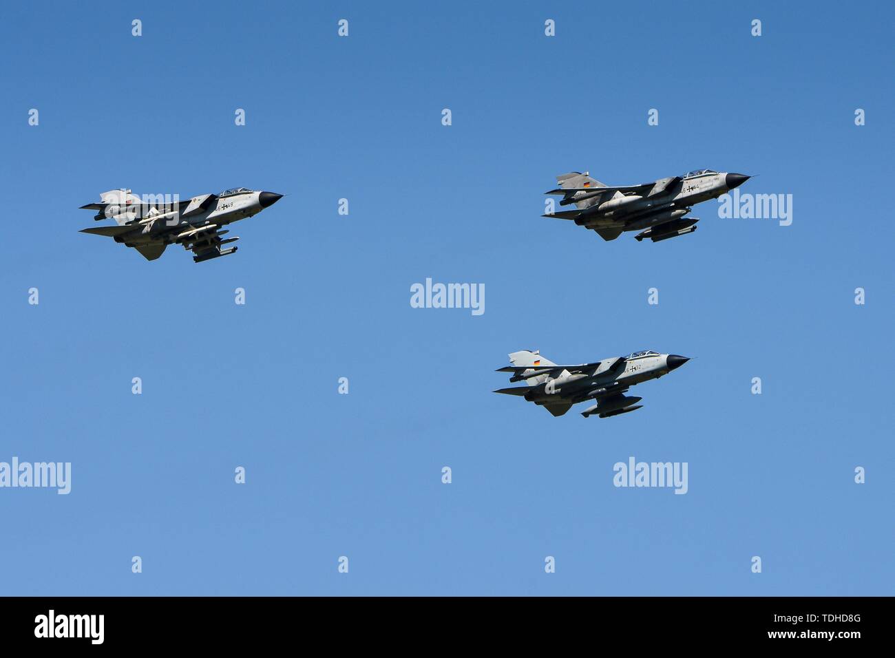 Jagel, Deutschland. Xiii Giugno, 2019. 13.06.2019, due giorni prima del giorno della Bundeswehr era sull'airbase Schleswig del Tactical Air Force Squadron 51 Immelmann, precedentemente Naval Air Squadron 1 (MFG 1) e Aufklarungsgeschwader 51 in Jagel, Schleswig-Holstein ha tenuto un spotterday al Planespotter, premere e rappresentanti delle parti interessate i trasporti aerei, jet da combattimento ed elicotteri da vicino potrebbe fotografare. Tedesco ID goalnados 46 49, RACC. 46 44, RACC. 46 34 in volo. | Utilizzo di credito in tutto il mondo: dpa/Alamy Live News Foto Stock