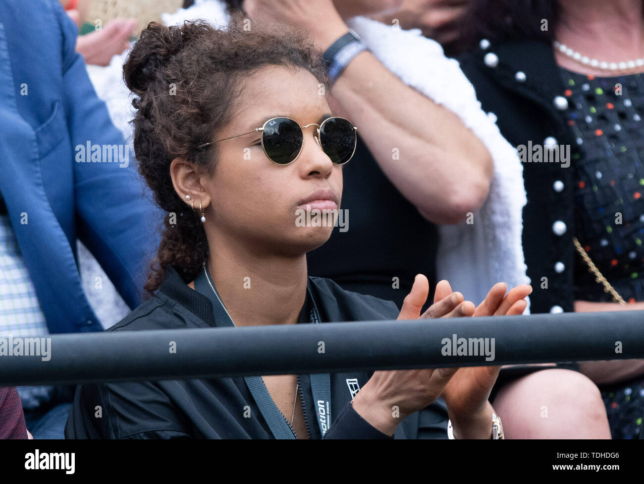 Stuttgart, Germania. 16 Giugno, 2019. Tennis: Atp-Tour - Stuttgart, singoli uomini, Finale: Auger-Aliassime (Canada) - Berrettini (Italia). Malika Auger-Aliassime, sorella di Felix Auger-Aliassime, segue la partita. Credito: Sila Stein/dpa/Alamy Live News Foto Stock