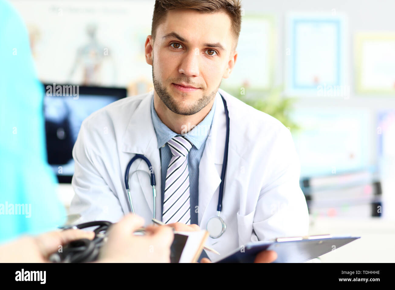 Riflessivo terapista che pongono in clinica Foto Stock