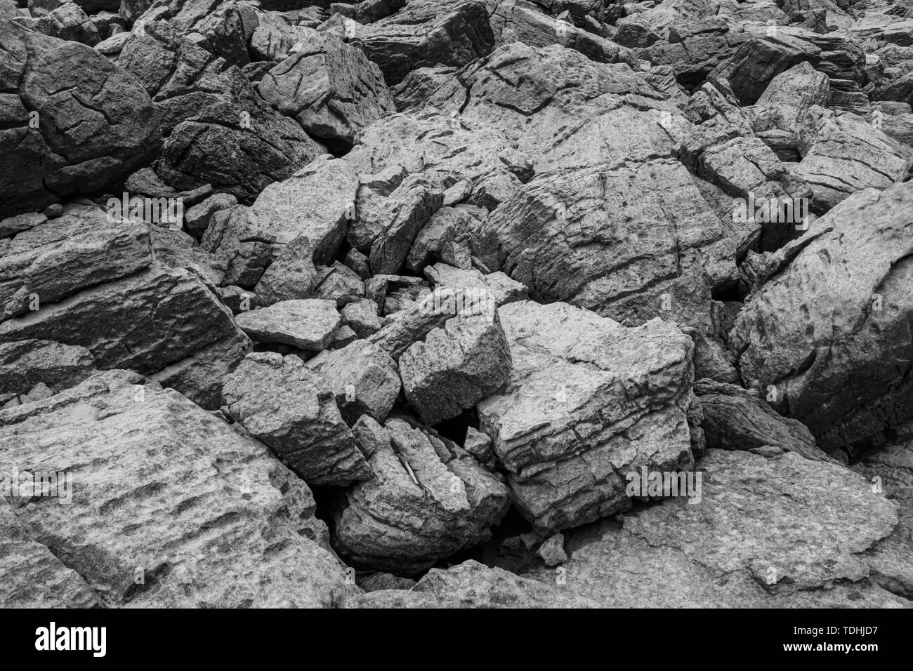 Una immagine in bianco e nero di grandi massi ideale per gli sfondi e o texture, nessuno nell'immagine Foto Stock