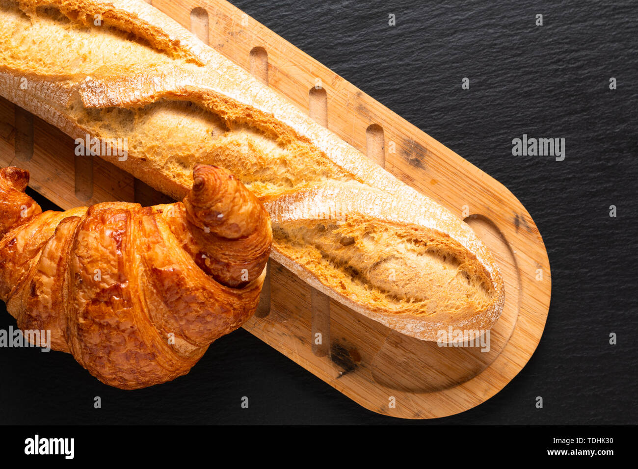 Concetto di cibo francese croissant e baguette su ardesia nera con scheda spazio di copia Foto Stock