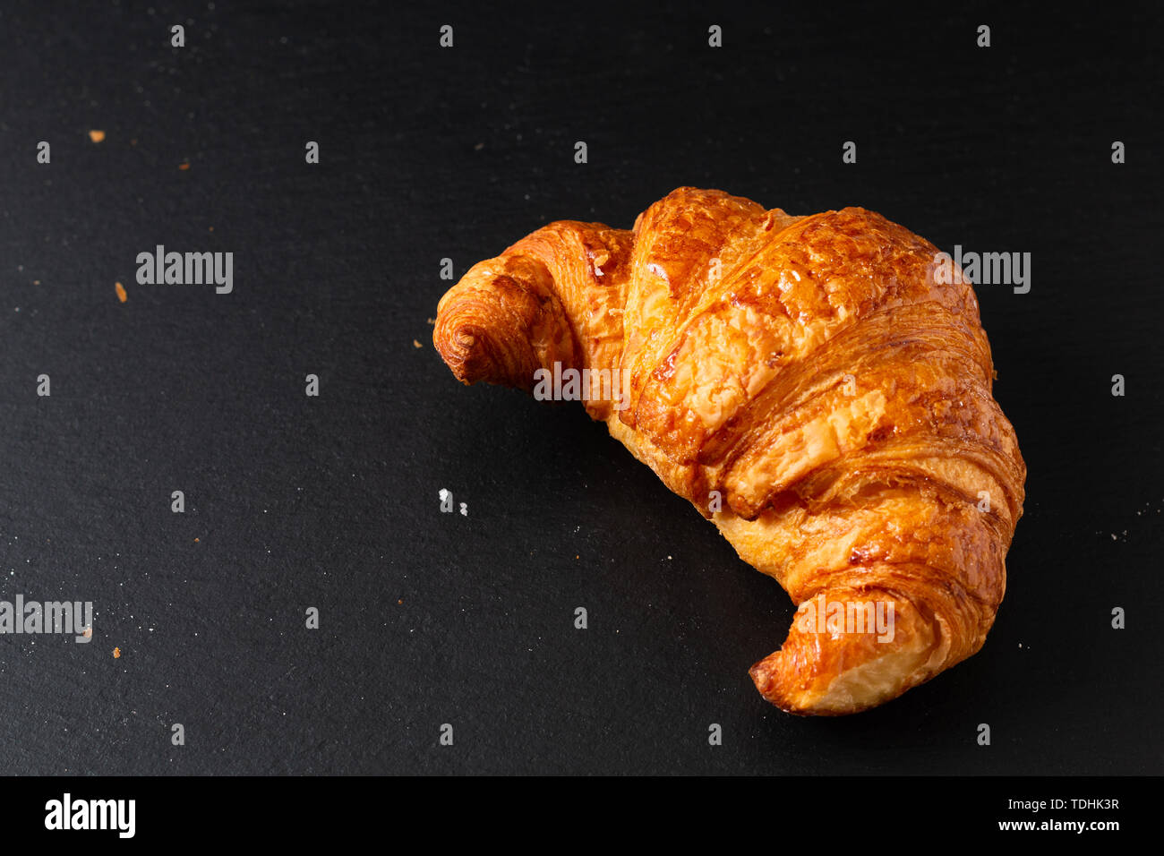 Concetto di cibo croissant francesi sul nero ardesia scheda con spazio di copia Foto Stock