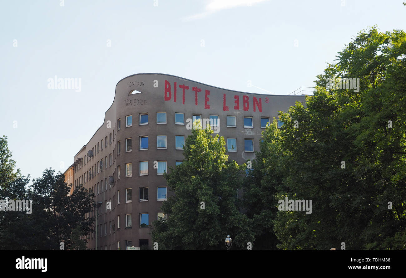 Berlino, Germania - circa giugno 2019: Bonjour Tristesse (significato Buongiorno Tristezza) casa da architetto Alvaro Siza. Bitte lebn significa si prega di vivere Foto Stock