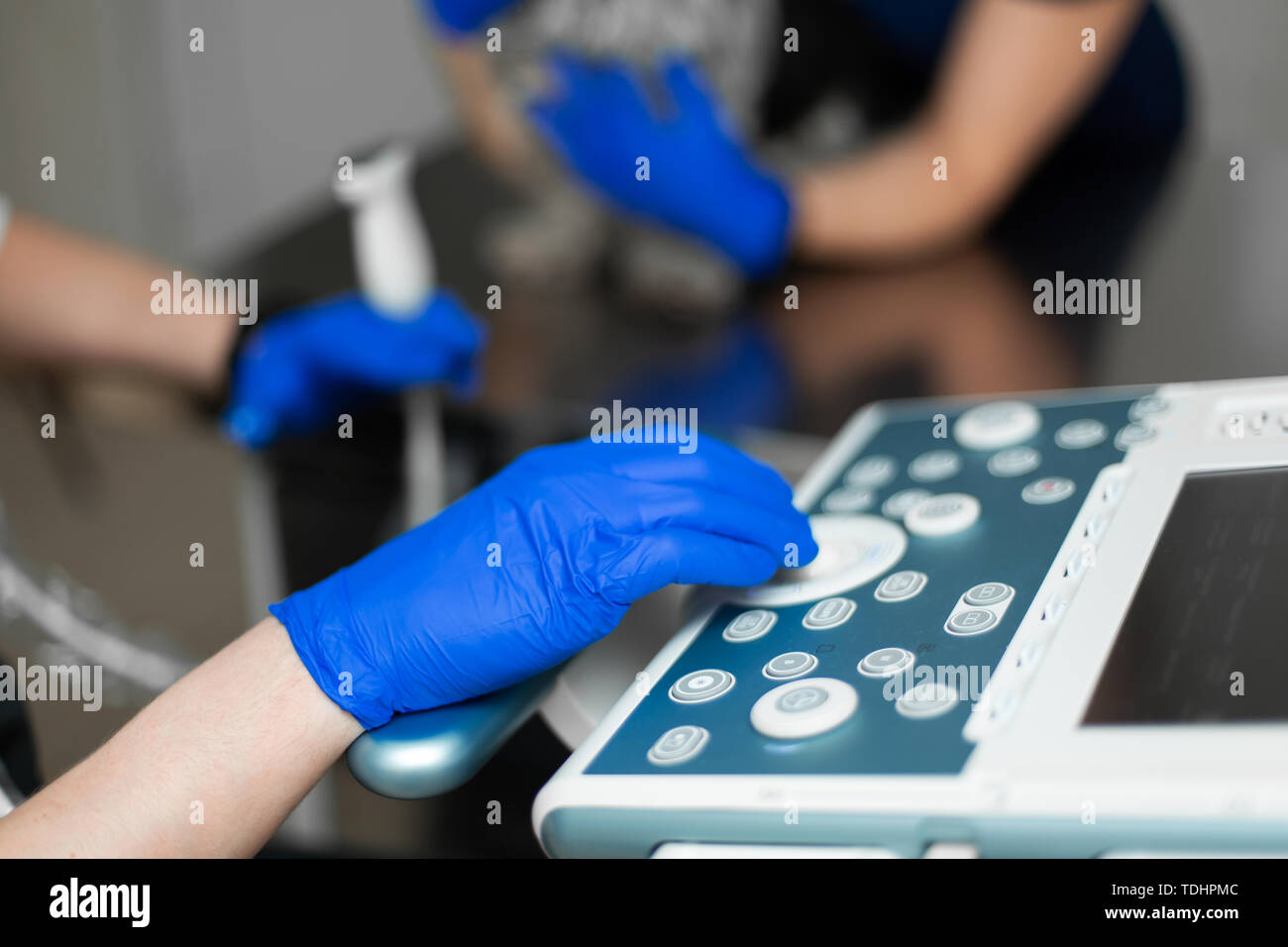 Un Veterinario Non Fa Una Ecografia Del Cane Con Gli Occhi In Ufficio Medico Maschio La Mano Su Una Macchina Ad Ultrasuoni Di Close Up Clinica Veterinaria Dello Sfondo Foto Stock Alamy