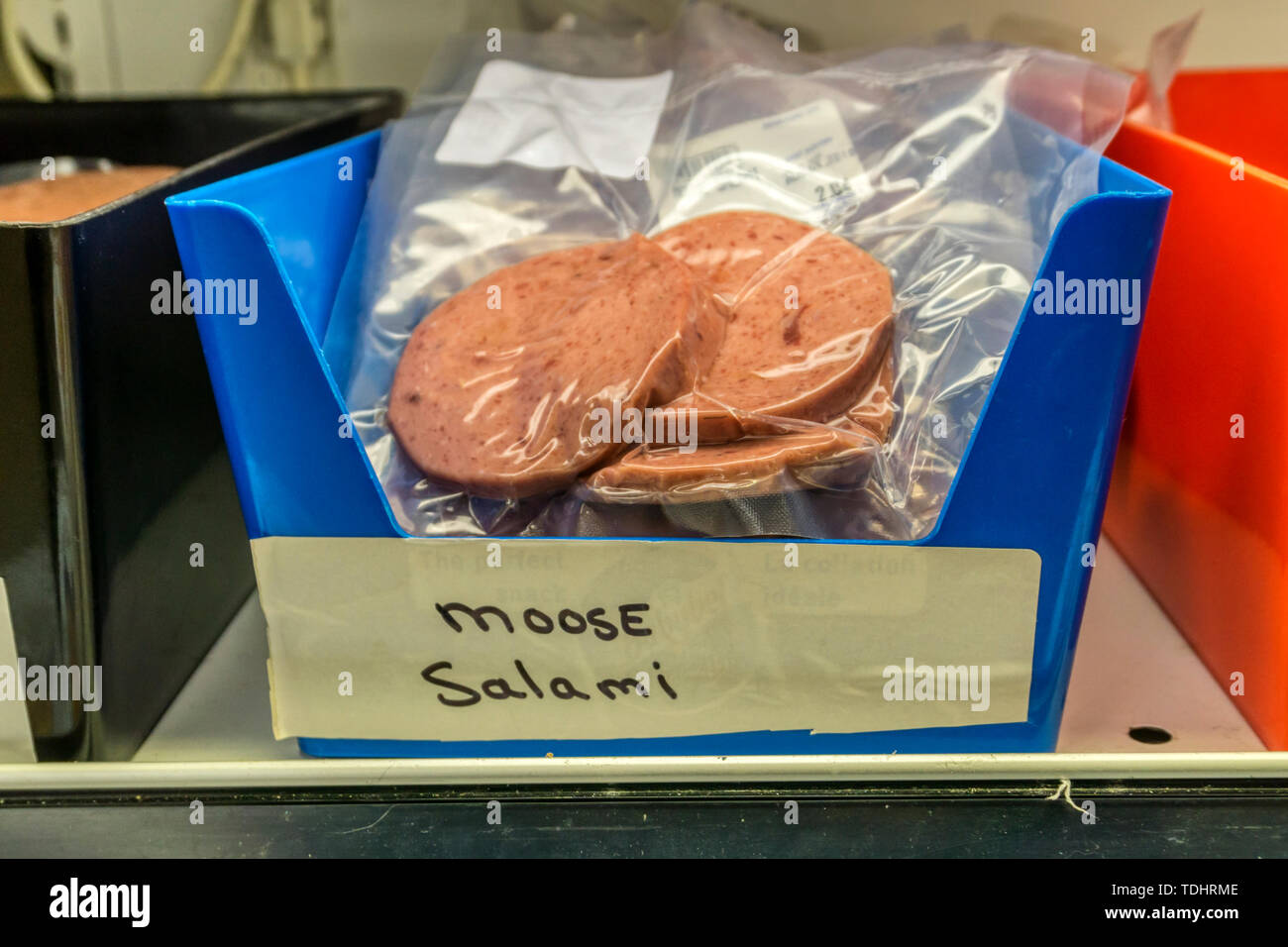Salame di alce in vendita in Bidgood il supermercato, Terranova - una prelibatezza locale. Foto Stock