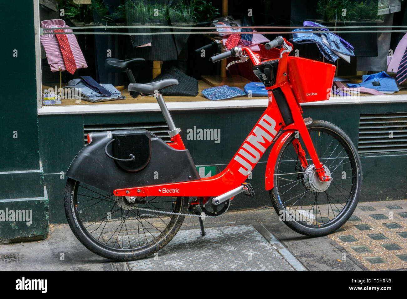 Jump è un dockless bicicletta elettrica sistema di biciclette sociale Inc. Le biciclette si trovano utilizzando salto o Uber apps e addebitata agli utenti Uber account. Foto Stock