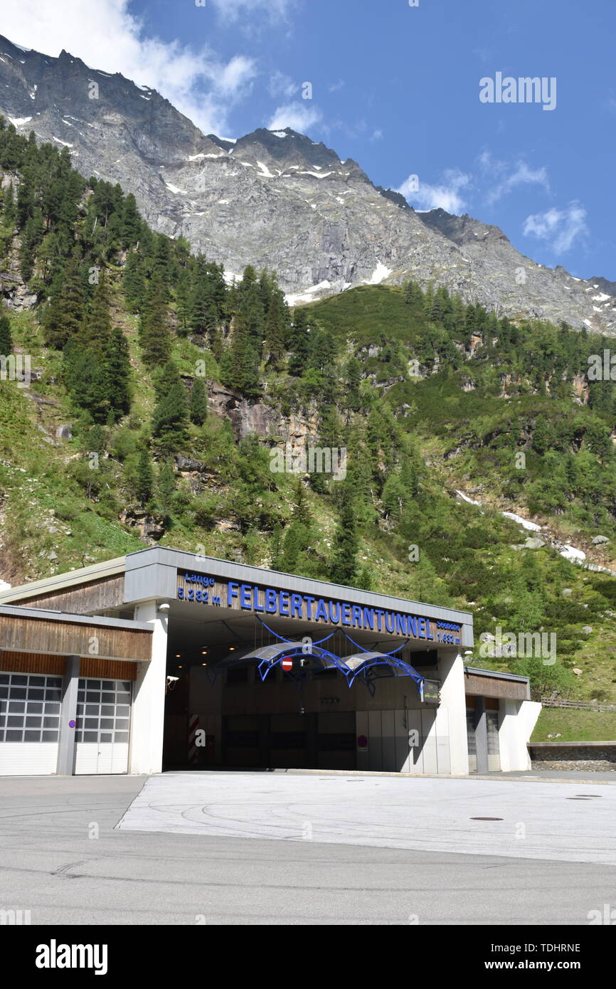 Felbertauern, Hohe Tauern, Alpenhauptkamm, Felbertauernstraße, Felbertauerntunnel, Tunnel, Tunnelportal, Nordportal, Passstraße, Tunneleinfahrt, Schei Foto Stock