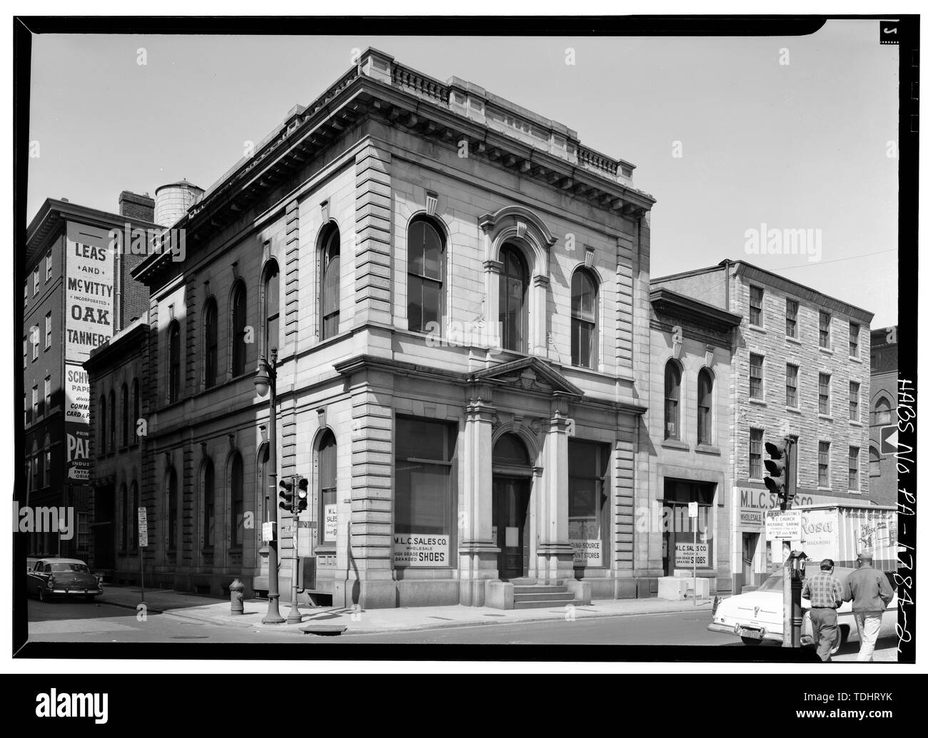 Vista obliqua, sud (lato) ed East (anteriore) elevazioni - Banca Nazionale di libertà del nord, terzo e strade di vite, Philadelphia, Contea di Philadelphia, PA Foto Stock