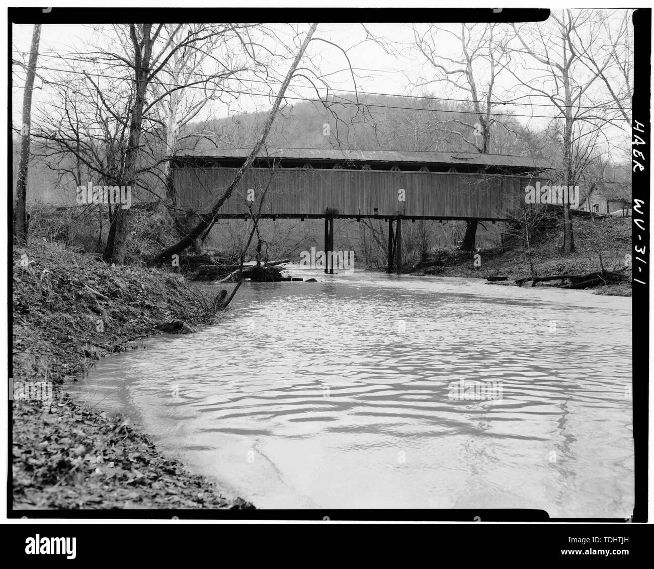 Vista complessiva del ponte RIVOLTO VERSO OVEST - Mulino Staats ponte coperto, Spanning rimorchiatore fluviale a forcella, percorsi 40W e 34 di Ripley, Contea di Jackson, WV; Quincy e Grim; Hartley, H T; Staats, Abramo; Staats, Isacco; Yearby, Jane P, trasmettitore Foto Stock