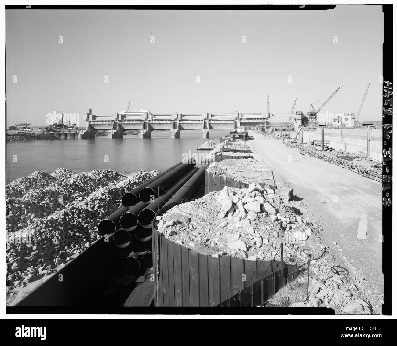 Vista generale della diga, guardando verso nord-ovest (A MONTE) dalla estremità a valle del blocco della paratoia - parte superiore del fiume Mississippi 9 piedi Progetto di canale, bloccare e diga 26R, Alton, Madison County, IL; U.S. Esercito di ingegneri Foto Stock