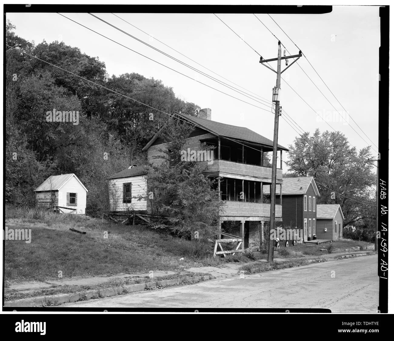 Vista generale della casa e garage. Vista verso nord. - Operai le case, Nicholas Thornton House, 365 Southern Avenue, Dubuque, Dubuque County, IA Foto Stock