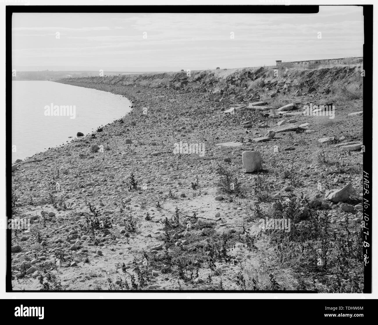 Vista complessiva del paramento di monte della diga inferiore dal litorale di nordest. Vista dell'Occidente. - Progetto di Boise, cervi argini piana, Lago di Lowell, Nampa, Canyon County, ID Foto Stock