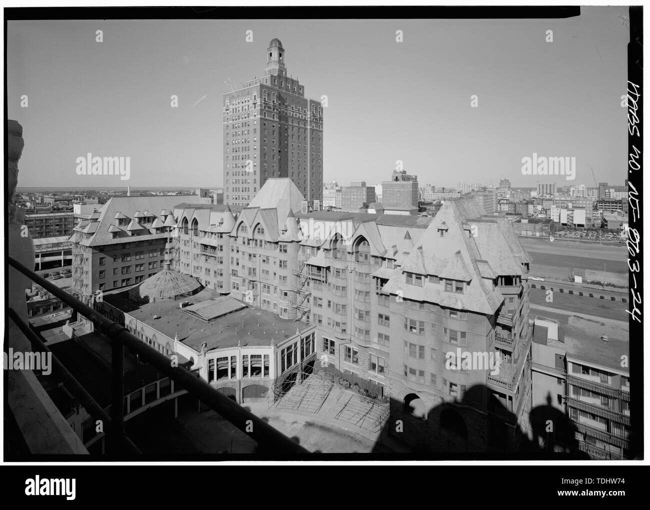 Vista generale di elevazione ad ovest dell' HOTEL CON IL CLARIDGE AUMENTO IN BACKROUND - Marlborough Hotel, Boardwalk presso il Park Place, Atlantic City, Atlantic County, NJ Foto Stock
