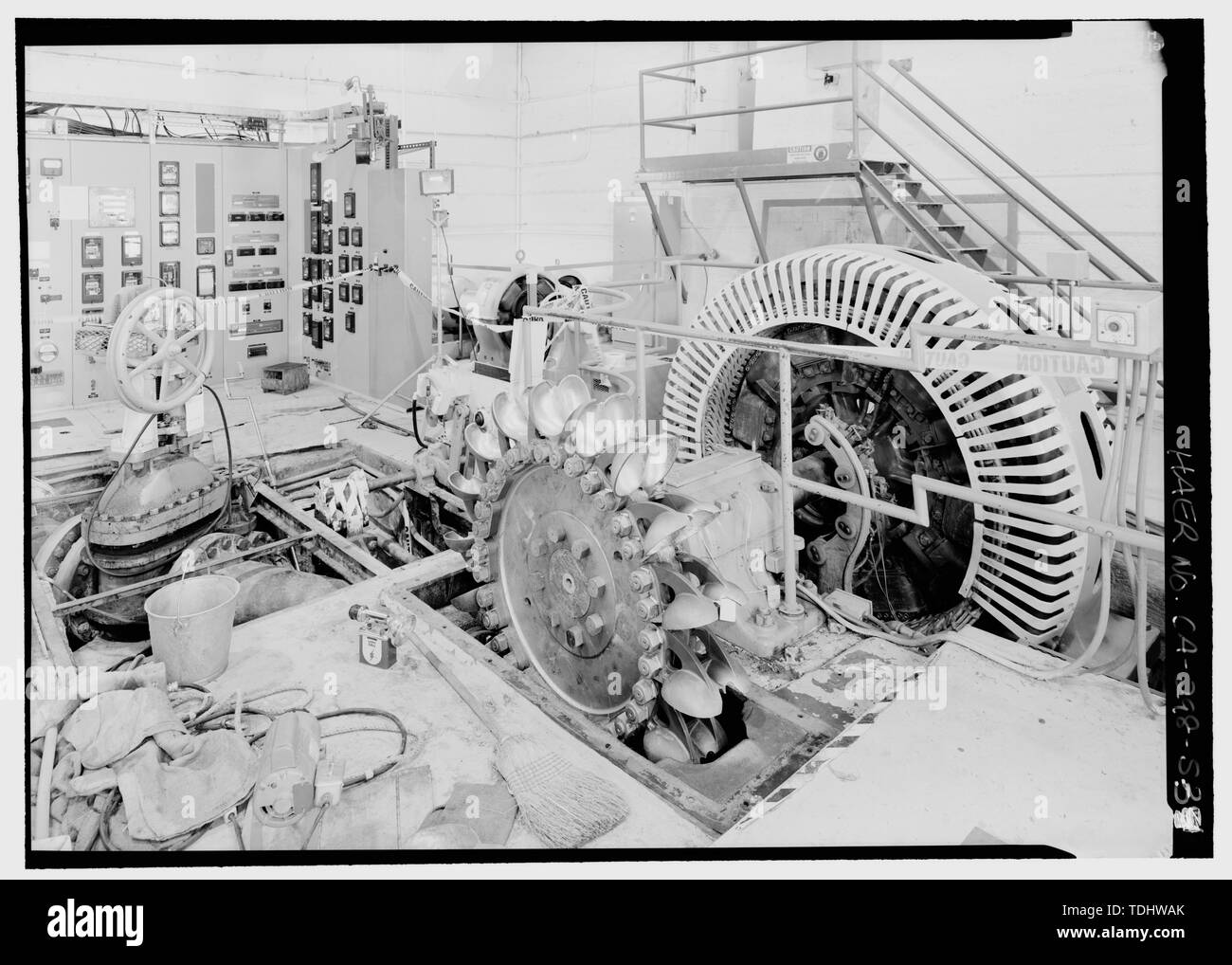 Revisione della ruota Pelton, Westinghouse generatore, 750KW 2300 volt, 137 Amp, 600 GIRI/MIN - Los Angeles acquedotto, pioppi neri americani Power Plant, Los Angeles, nella contea di Los Angeles, CA Foto Stock