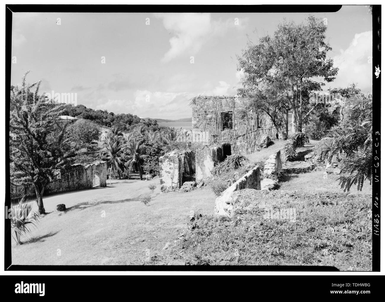 Sorvegliante'S HOUSE VISTA DA EST, SLAVE QUARTERS IN PRIMO PIANO, AREA STABILE A SINISTRA - Caneel Bay Plantation, soprintendente della casa di Cruz Bay, San Giovanni, VI Foto Stock