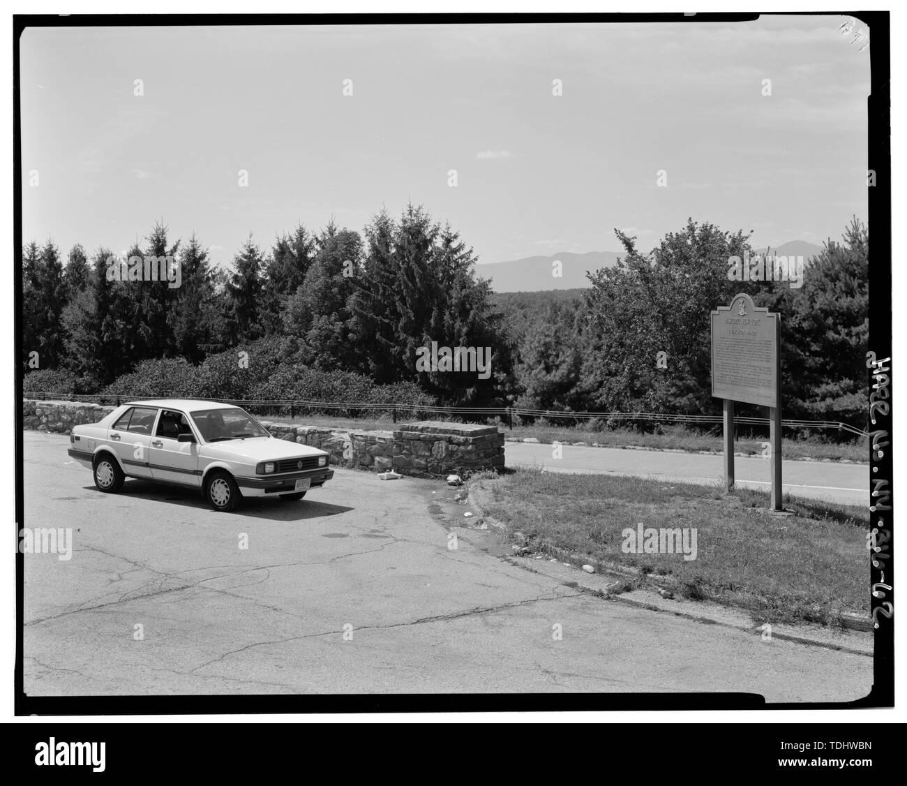 Si affacciano, NORTHBOUND, con tre-visione ostruita di Catskills Mountains. LIVINGSTON MANOR MARCATORE STORICO A DESTRA, contea Columbia mile marker 103,7, visualizzare W. - Stato Taconic Parkway, Poughkeepsie, Dutchess County, NY Foto Stock