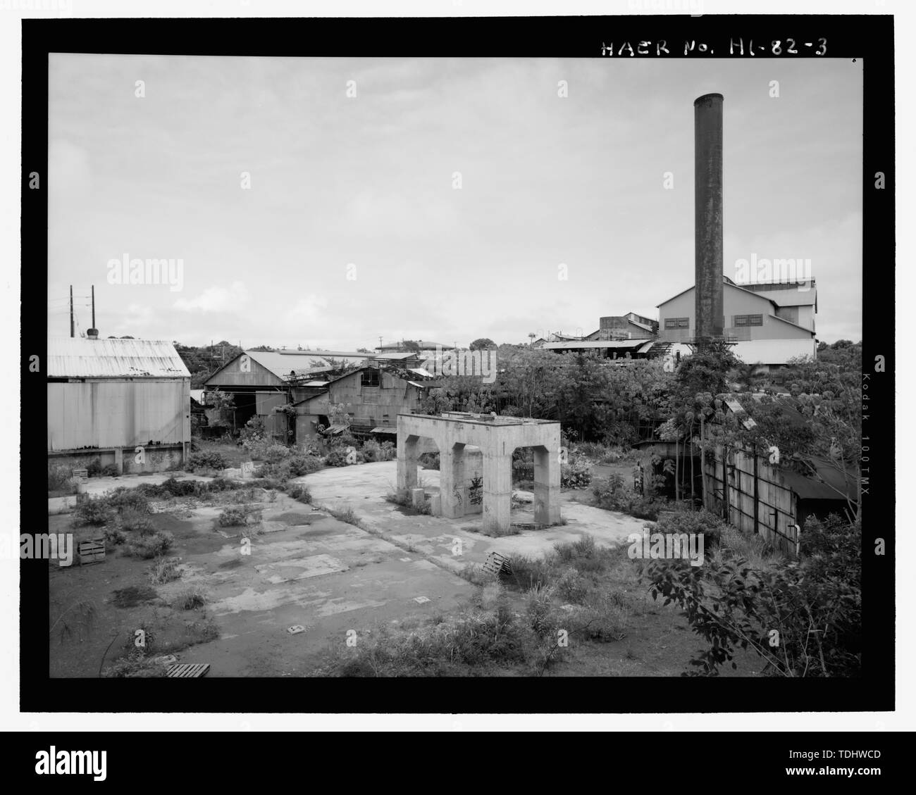 Panoramica di olio dai serbatoi di stoccaggio. Fondazione di 1980 impianti di potenza in primo piano, angolo del falegname shop sulla destra, all'angolo di BAGASSE STORAGE edificio a sinistra. Negozio di macchina e la caldaia casa nella terra di mezzo, 1948 Stack e casa di ebollizione a posteriori. Vista da ovest - Piantagione Lihue Company, Sugar Mill Building, Haleko Road, Lihue, Kauai County, HI Foto Stock