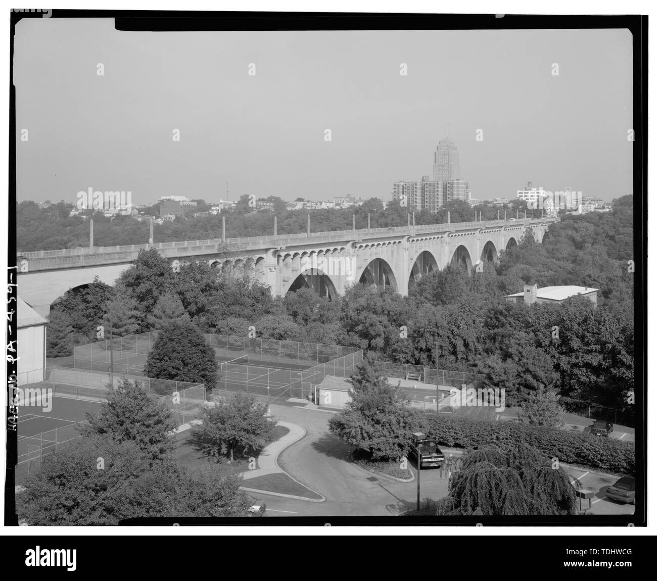 Panoramica dal sud-est. - Sud ottava strada viadotto, Spanning poco Lehigh Creek a ottavo Street (Strada Statale Route 2055), Allentown, Lehigh County, PA; Wysor, W W; Davis, Benjamin H; Allentown Bridge Company; McArthur fratelli; DeLony, Eric N, project manager; Pennsylvania Department of Transportation, sponsor; Pennsylvania Historical and Museum Commission, sponsor; Elliott, Giuseppe E, B, fotografo Foto Stock