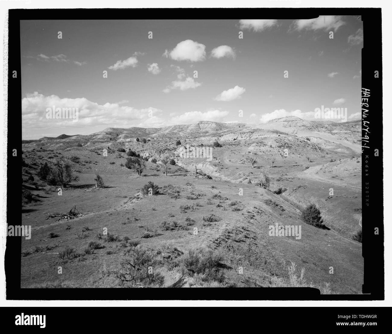 Panoramica della diga ECHETA e stramazzo. Preso sopra la diga. A nord-ovest. - Echeta diga e serbatoio, 2.9 miglia a est della strada Echeta a Echeta Railroad schierandosi a County Road 293, Echeta, Campbell County, WY; Chicago, Burlington e Quincy Railroad (CBandQ), proprietario; Padilla, Maria, trasmettitore; ACR consulenti, Inc., imprenditore Foto Stock
