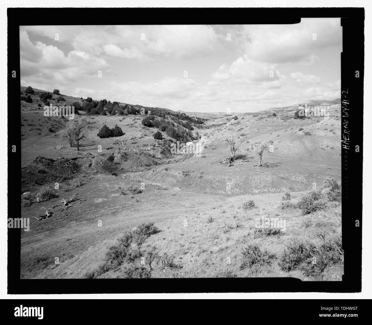 Panoramica della diga ECHETA, con violazione. Vista di sud-ovest. - Echeta diga e serbatoio, 2.9 miglia a est della strada Echeta a Echeta Railroad schierandosi a County Road 293, Echeta, Campbell County, WY; Chicago, Burlington e Quincy Railroad (CBandQ), proprietario; Padilla, Maria, trasmettitore; ACR consulenti, Inc., imprenditore Foto Stock