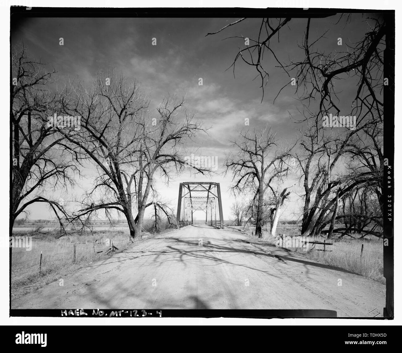 Panoramica, SOUTHWEST PORTAL, VISTA DA NORD-EST - Merrill bridge spanning latte al Fiume Snake Creek-Merrill Road Harlem, Blaine County, MT Foto Stock