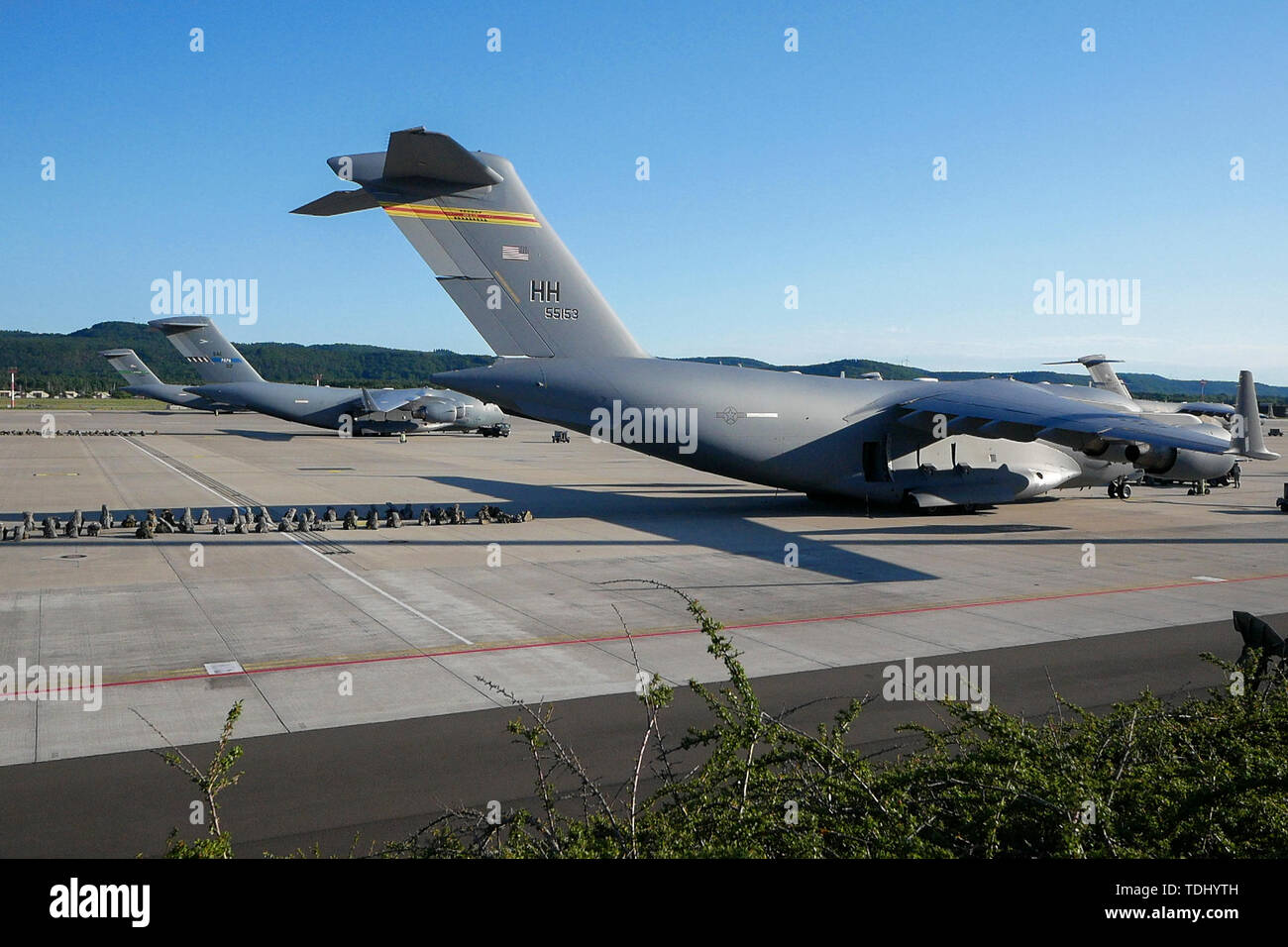 C-17 Globemaster IIIs assegnato ad Aria Mobilità comando, la NATO e l'Hawaii Air National Guard sono pronto per le operazioni di trasporto aereo del 13 giugno 2019, a Ramstein Air Base, Germania, durante l'esercizio Risposta rapida 19. Il Globemasters volato con diversi C-130 di cellule, dal Canada, Italia, Spagna e Stati Uniti, durante una comune voce forzata (JFE) missione di addestramento. I pallet di artiglieria pesante e centinaia di paracadutisti assegnato all'173rd Airborne brigata sono stati catapultato in Boboc Drop Zone, Romania, dopo il tramonto. Il JFE formazione è stata condotta per una risposta rapida che è tenuto a dissuadere regionali Foto Stock