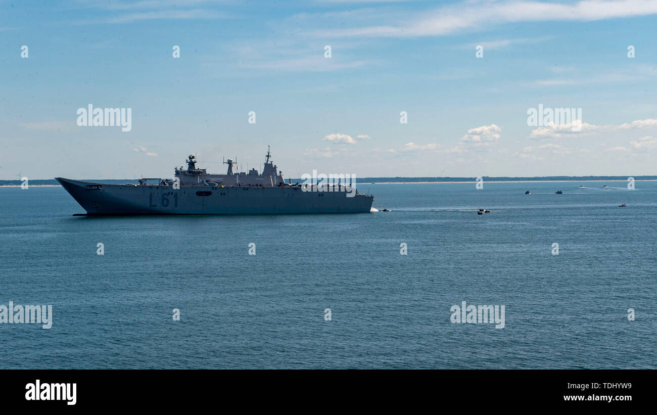 190615-N-A530-1405 MAR BALTICO (15 giugno 2019) la marina spagnola Juan Carlos I di classe di supporto anfibio nave/elicottero carrier Juan Carlos I (L 61) lancia un assalto anfibio veicoli (AAV) come parte delle operazioni del Baltico (BALTOPS) 2019, Giugno 15. BALTOPS è il premier marittima annuale di esercizio focalizzato nella regione del Mar Baltico, progettato per migliorare la flessibilità e interoperabilità tra i 18 partecipanti e alleati nazioni partner. (U.S. Foto di Marina di Massa lo specialista di comunicazione 2a classe Chris Roys/rilasciato) Foto Stock