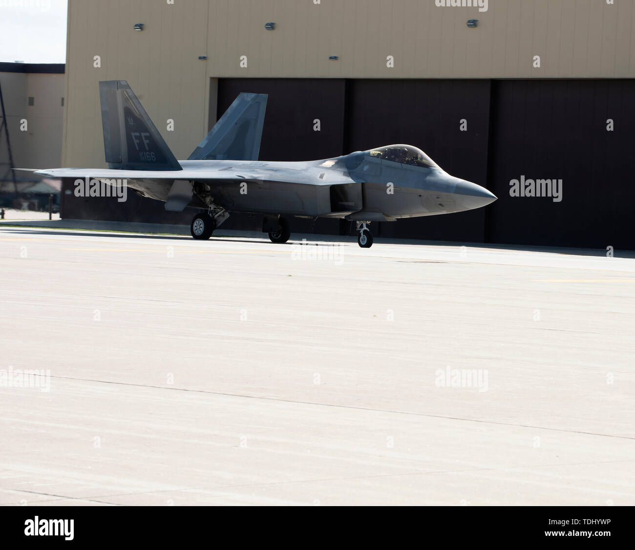 Un F-22 Raptor i taxi in giù la linea di volo a Whiteman Air Force Base, Missouri, il 15 giugno 2019. La F-22 dimostrante aveva appena finito una dimostrazione dell'antenna durante il 2019 ali su di Whiteman Aria e Space Show. (U.S. Air Force photo by Staff Sgt. Kayla bianco) Foto Stock