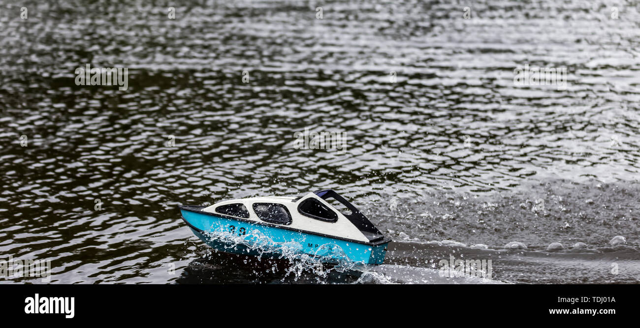 Giornata di relax racing un motoscafo su un lago Foto Stock