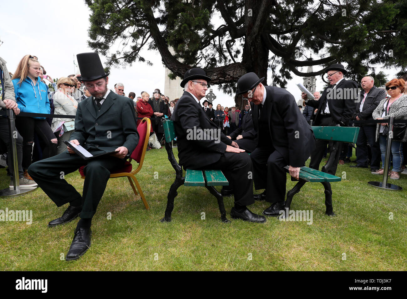 Membri del ÔJoyceanstagers all'evento annuale Bloomsday al Glasnevin Cemetery, Dublino, durante il loro reenactment dal capitolo "Hades" di James Joyce Ulysses. Foto Stock