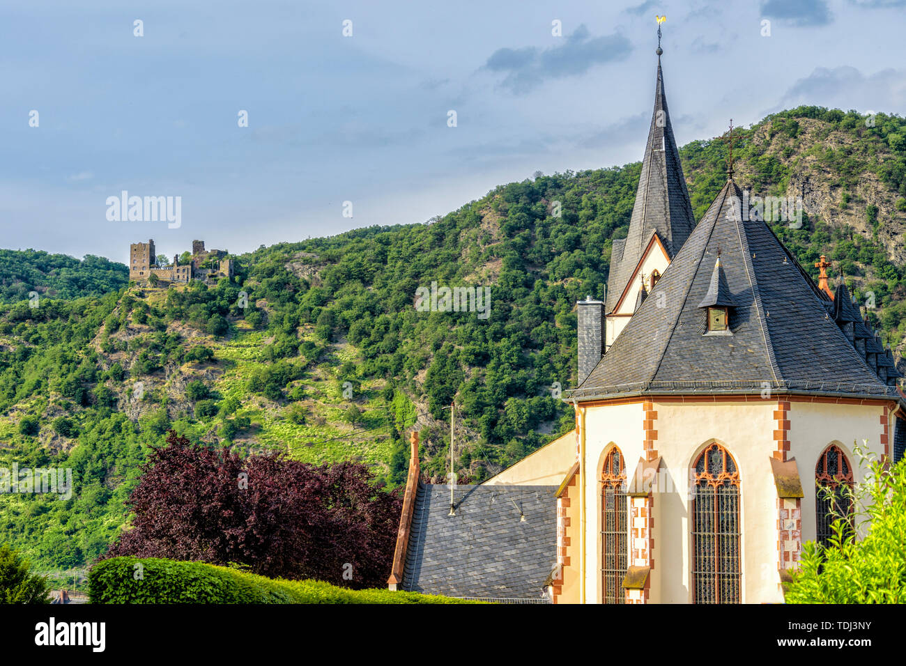 Chiesa Parrocchiale di San Ägidius in Bad Salzig e Castello Liebenstein in Valle del Reno Foto Stock