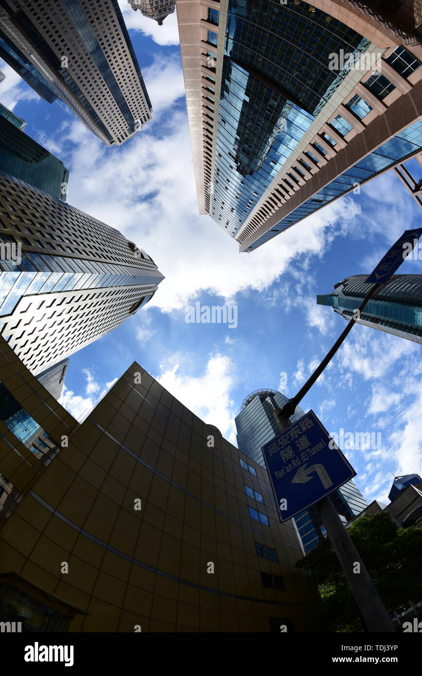 Architettura, città, edifici, moderno business, nessuno ha grattacieli e uffici. Sky. Aspetto della città al centro della citta'. La riflessione di vetro. Finanza e turismo. Il futuro è moderno sky Foto Stock
