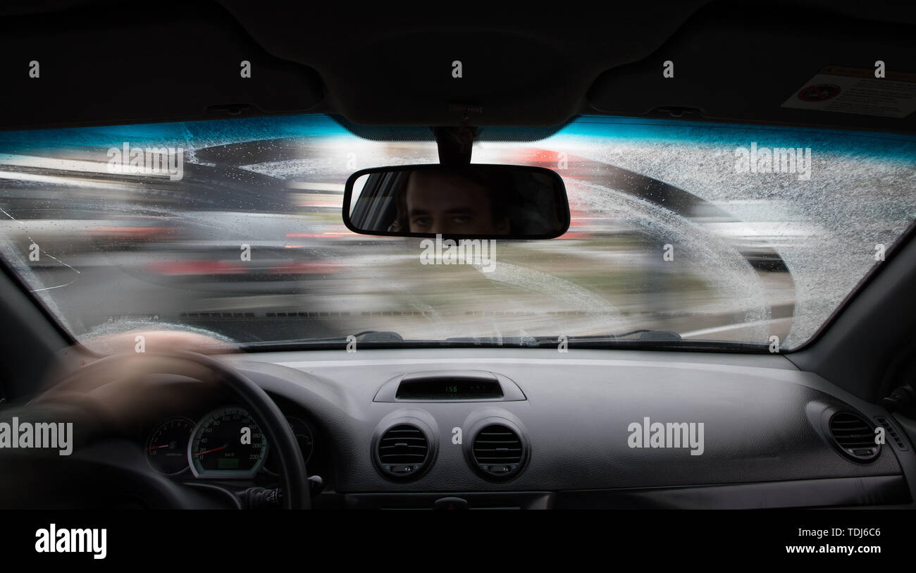 Unità auto sulla strada durante la guida diurna vista interna Foto Stock