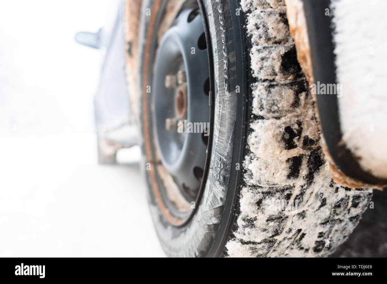 Costellata auto ruota in inverno sulla strada Foto Stock