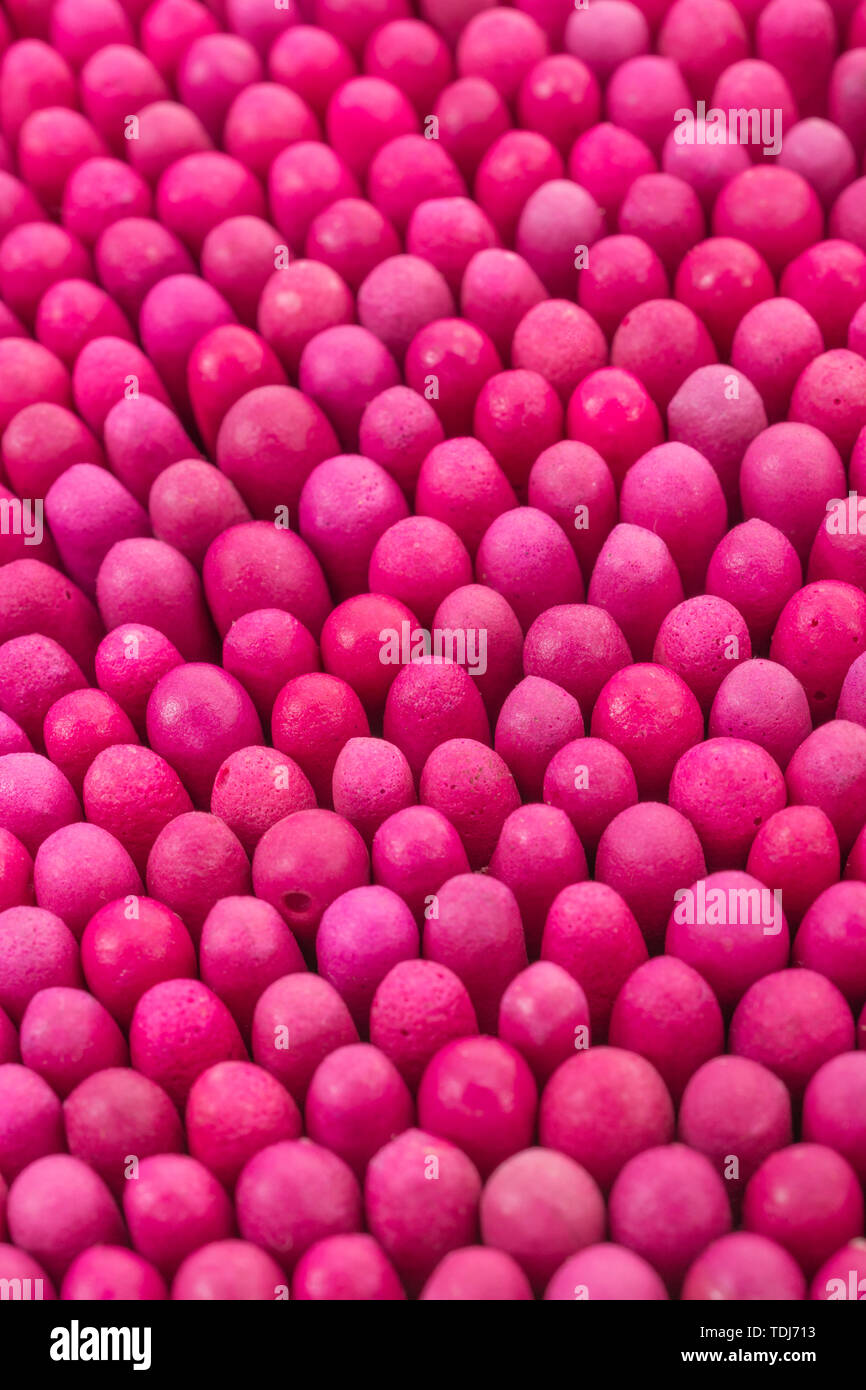 Macro Close-up di ammassato impermeabile di emergenza stormproof corrisponde strettamente impaccate. Metafora di sopravvivenza, stipati, stretto squeeze, spintoni per lo spazio. Foto Stock