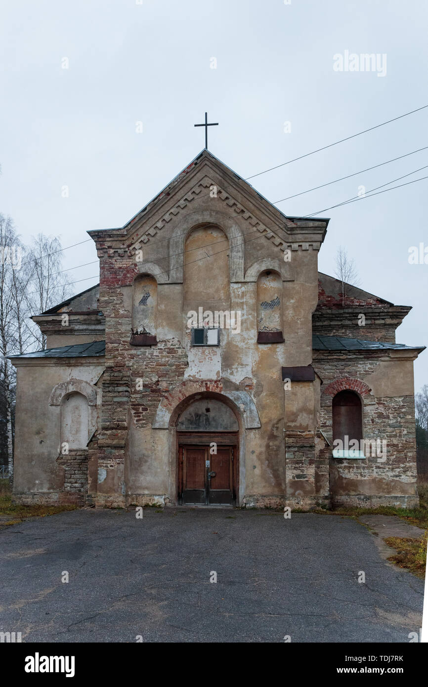 Il vecchio edificio della chiesa nella stagione autunnale vista frontale Foto Stock