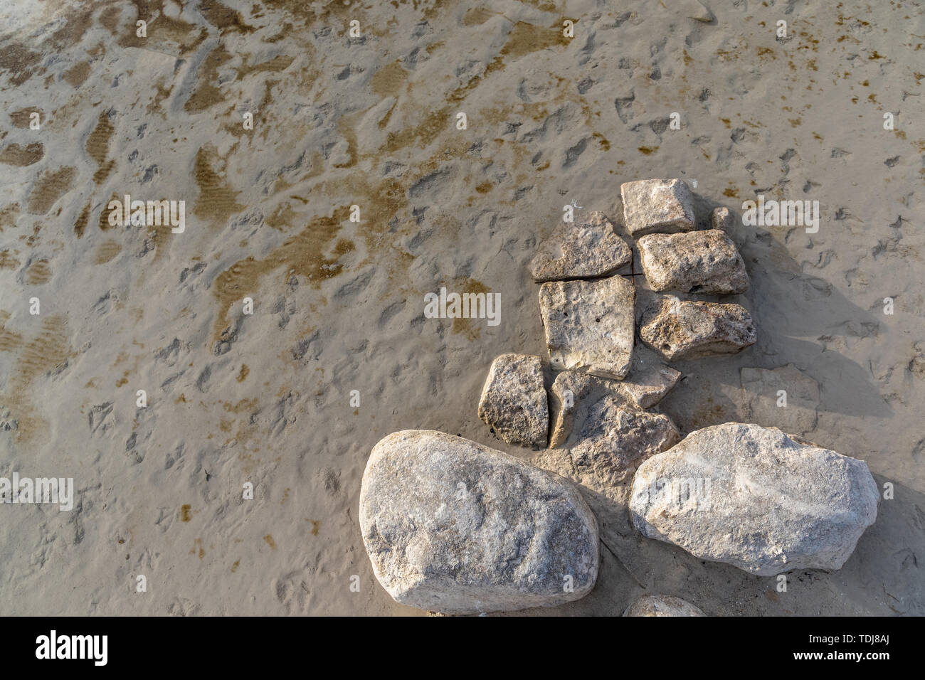 Pietre sulla riva sabbiosa durante il giorno Foto Stock