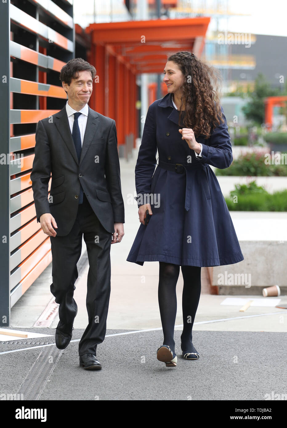 Direzione del partito conservatore contender Rory Stewart e moglie Shoshana arriva a qui est studios di Stratford, East London, davanti alla televisione vivo dibattito per i candidati per la leadership del partito conservatore, ospitato dal canale 4. Foto Stock