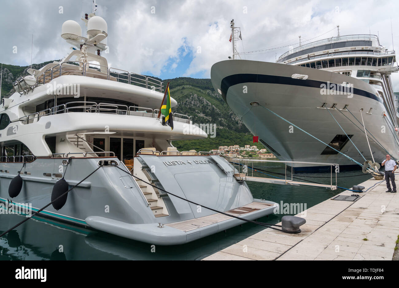 Viking Star bow oscura costosi yacht in Kotor Montenegro Foto Stock